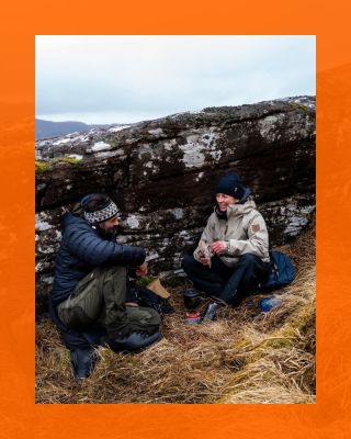 Jak to, že jídlo chutná líp, když máte společnost? Nikdo to zatím nevysvětlil – ale každý, kdo jedl pod širým nebem, to...